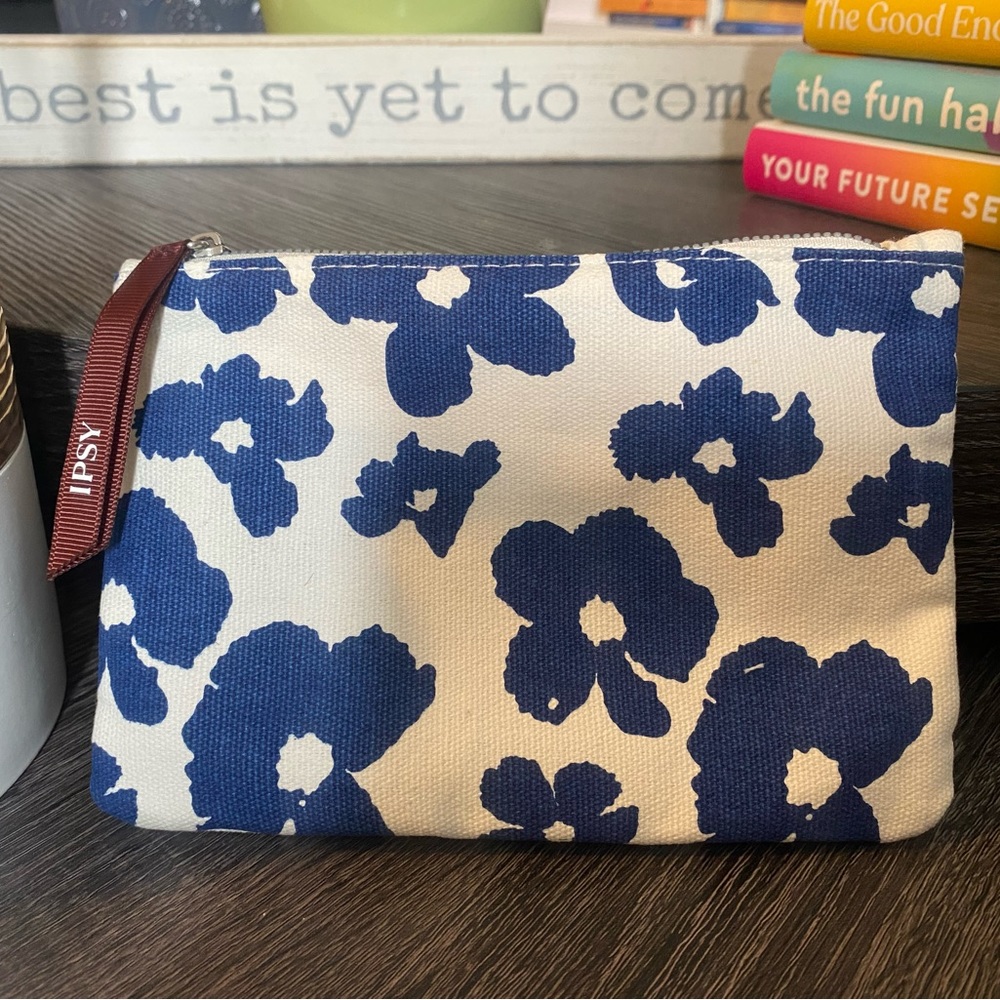 Ipsy Make-up pouch white/denim flowers